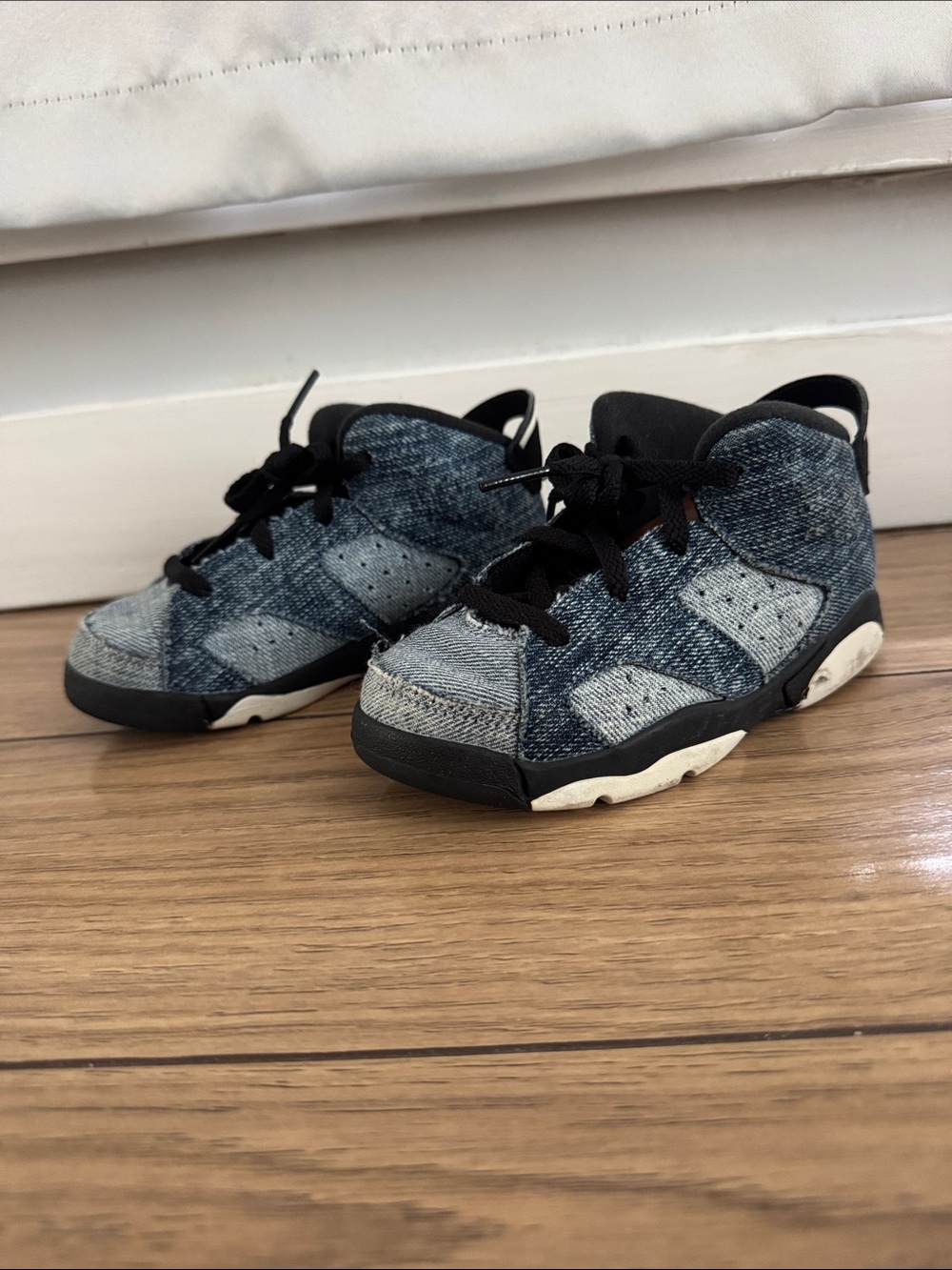 Nike Air Jordan 6 Retro Boys US 9C Washed Denim, Blue & Black jeans